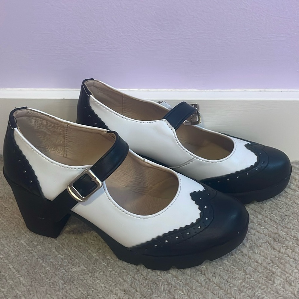 Black and white Mary Jane heels Size 6